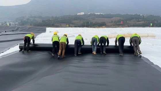 Afvoerdam en stortplaatsbescherming HDPE glad geomembraan met uitstekende chemische weerstand