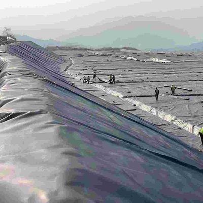 Milieuproject HDPE gladde geomembraan bestand tegen zuur en alkalis 700% verlenging bij breuk 0,3 mm 3,0 mm dikte