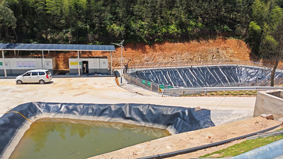 Uitstekende chemische weerstand HDPE-geomembraan voor installatie van warmweld met wig in damprojecten met glansregeling