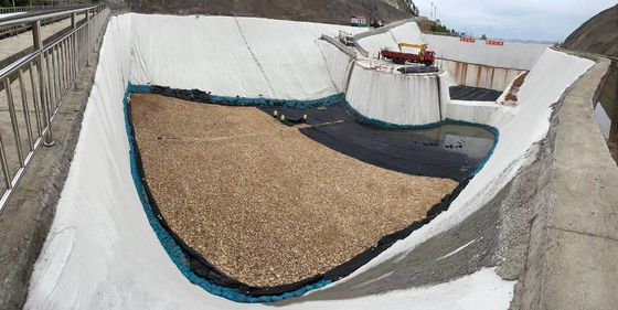 ASTM-standaard Geotextiel van stapelvezels met een hoge waterdoorlaatbaarheid en uitstekende doorboordingsbestendigheid voor milieuprojecten