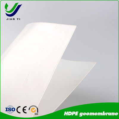Witte geomembraan van HDPE reflecteert zonlicht voor warmte-isolatie in fotovoltaïsche elektriciteitscentrales en openluchtzwembaden