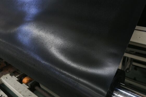 UV-bestendige getextureerde HDPE geomembraan met hoge wrijvingsvlak voor toepassingen van 6m-8m breedte