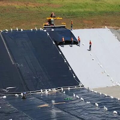 Hoge Wrijvingscoëfficiënt Stabiele Antislip HDPE Geomembraan met Ultra-Lage Waterdoorlaatbaarheid voor Ingenieursprojecten